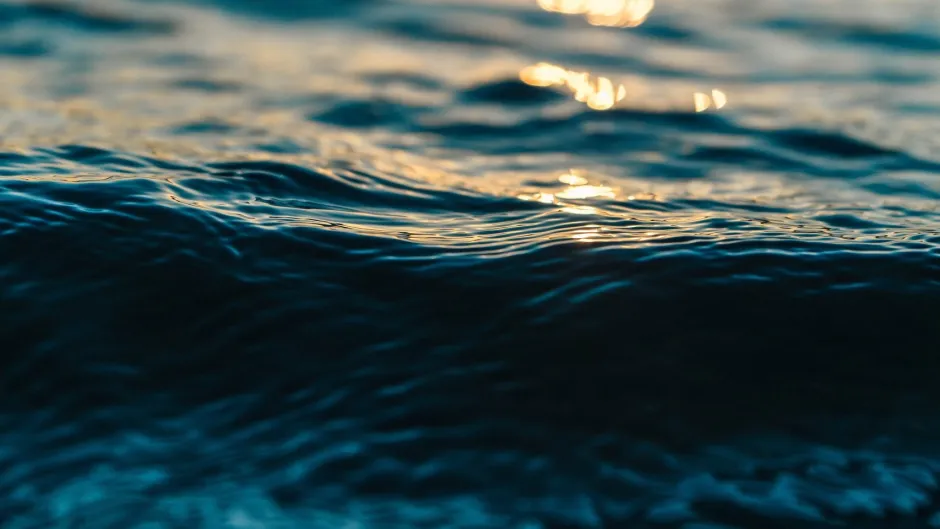Rubrik_Wasser_Meere_Welle_mit_Lichtreflexion_c._Pixabay_water-2208931_1920_format43